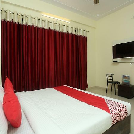 Oyo 16995 Sr Blessings Hotel Chinhat Ngoại thất bức ảnh
