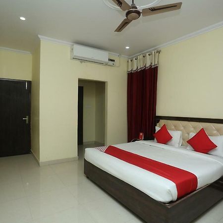Oyo 16995 Sr Blessings Hotel Chinhat Ngoại thất bức ảnh
