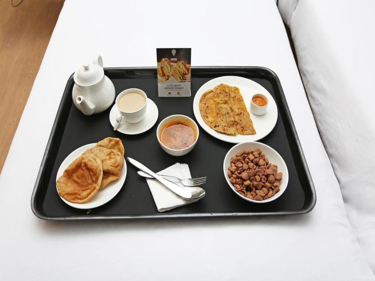 Oyo 16995 Sr Blessings Hotel Chinhat Ngoại thất bức ảnh