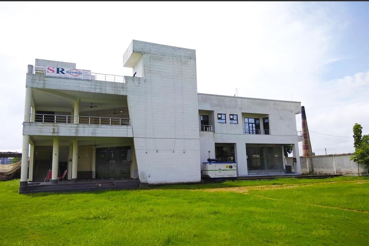Oyo 16995 Sr Blessings Hotel Chinhat Ngoại thất bức ảnh
