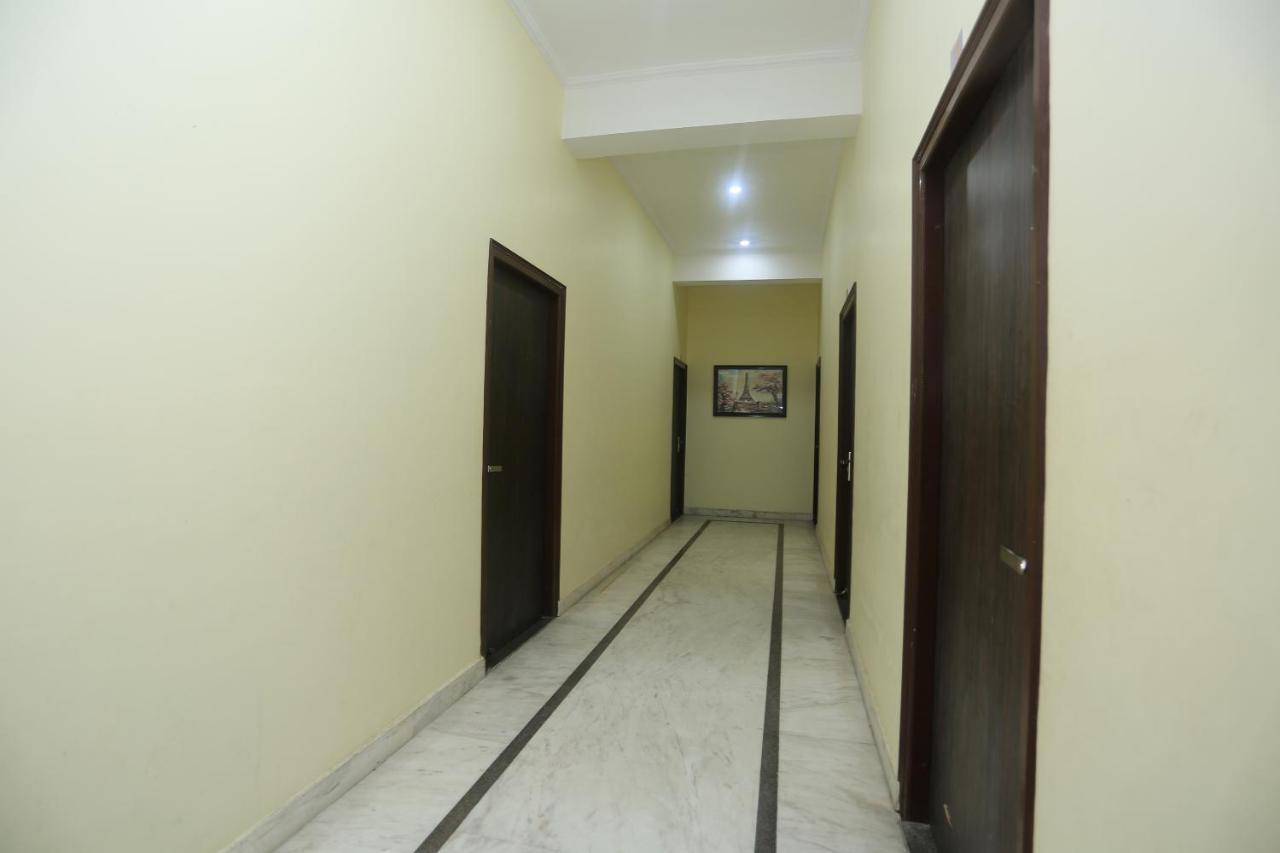 Oyo 16995 Sr Blessings Hotel Chinhat Ngoại thất bức ảnh
