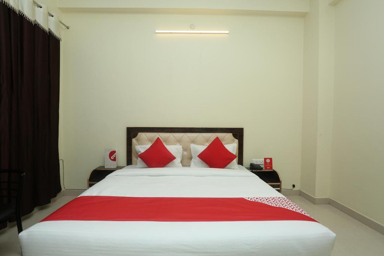 Oyo 16995 Sr Blessings Hotel Chinhat Ngoại thất bức ảnh