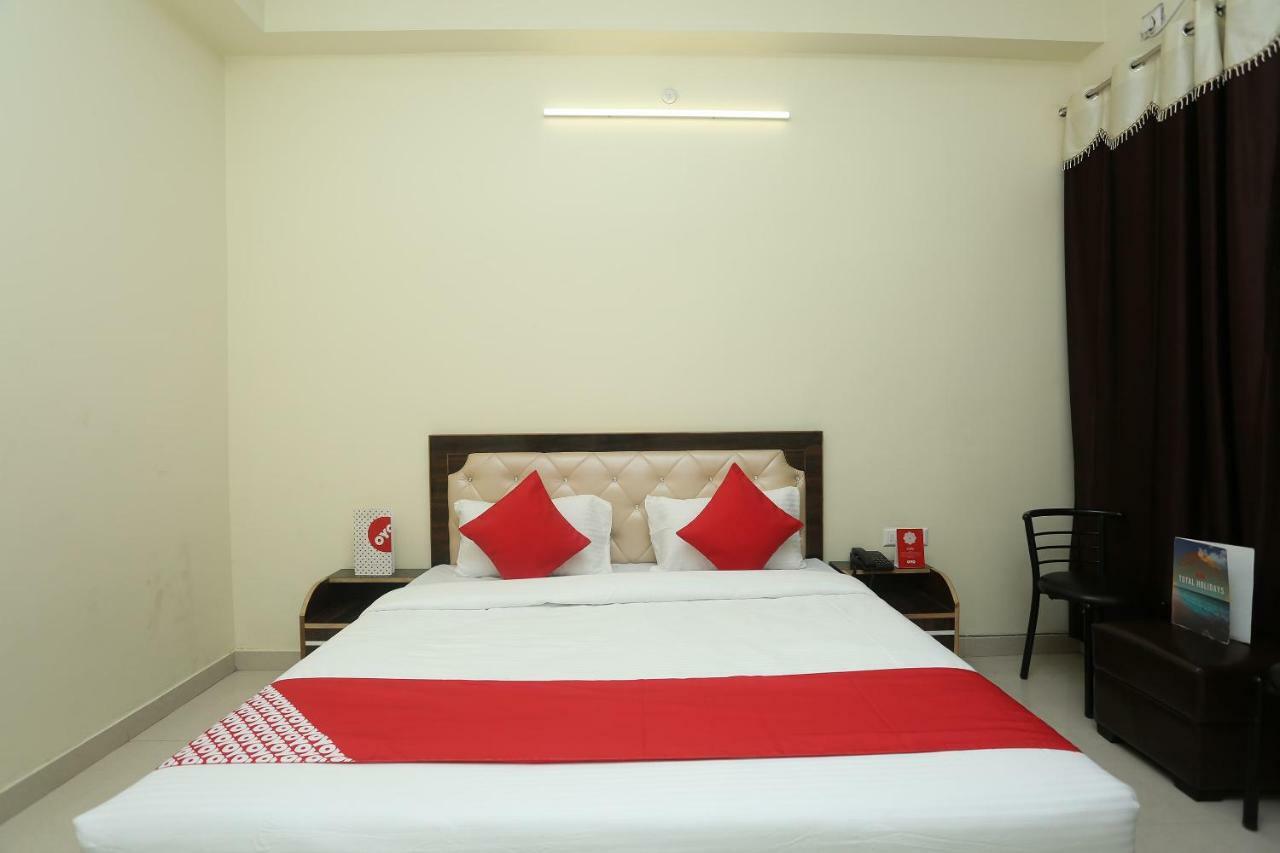 Oyo 16995 Sr Blessings Hotel Chinhat Ngoại thất bức ảnh
