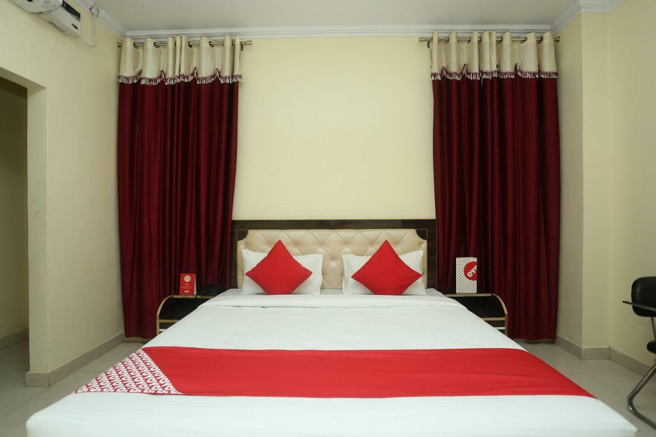 Oyo 16995 Sr Blessings Hotel Chinhat Ngoại thất bức ảnh